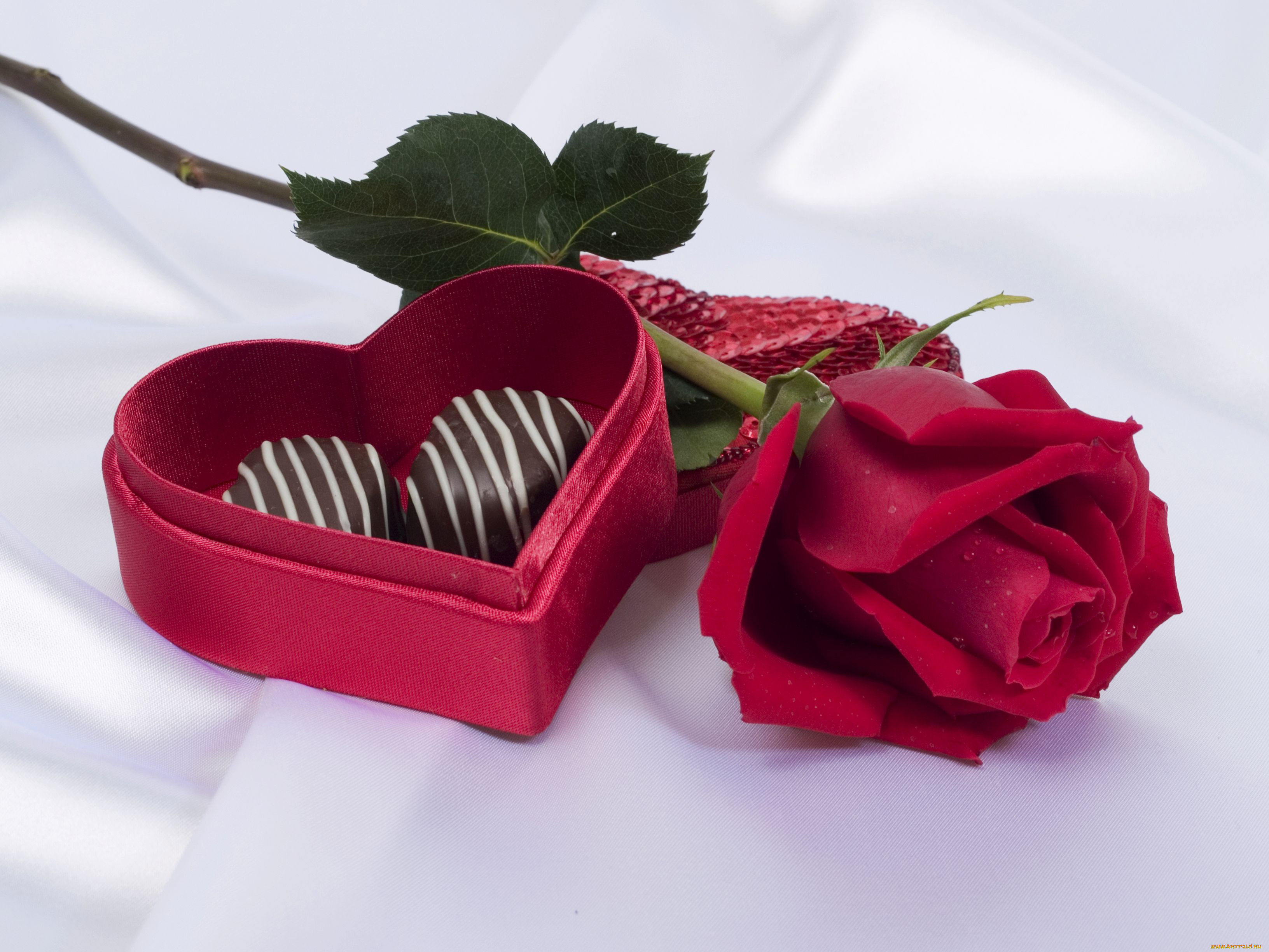 Красиво св. Цветы с конфетами. Красивые подарки для девушки. Цветы и конфеты открытка. Подарок любимой.